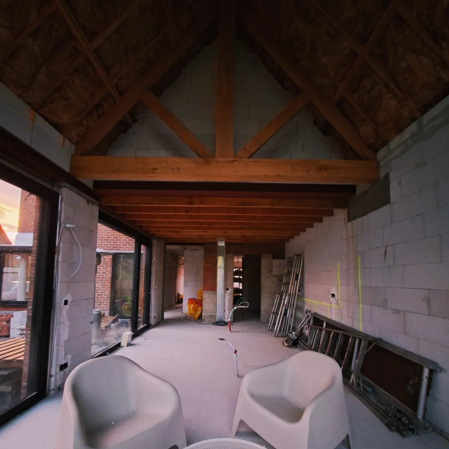 Interieur en houten dakstructuur tijdens de werken