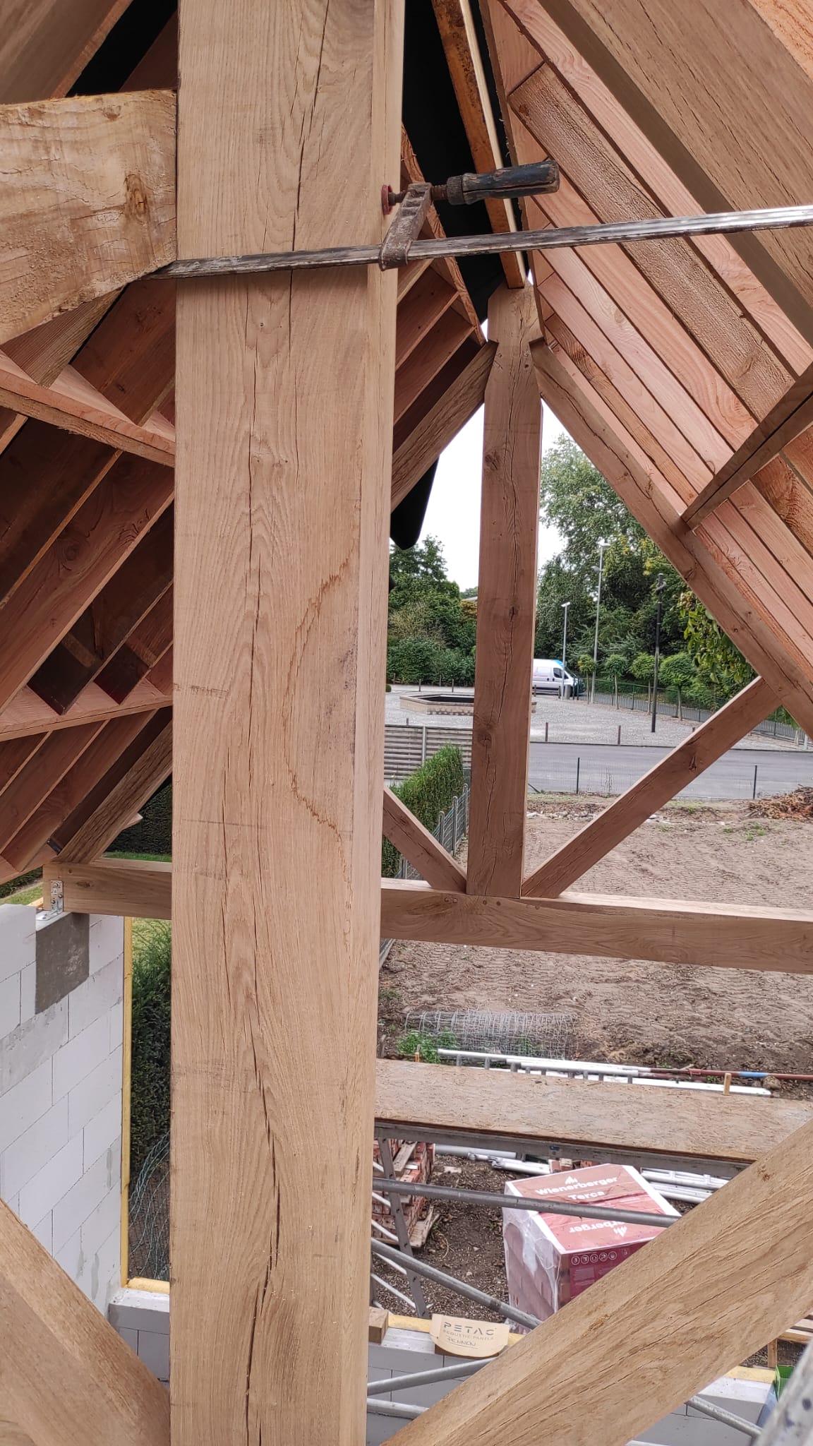 Detail van de houten verbinding tijdens de montage