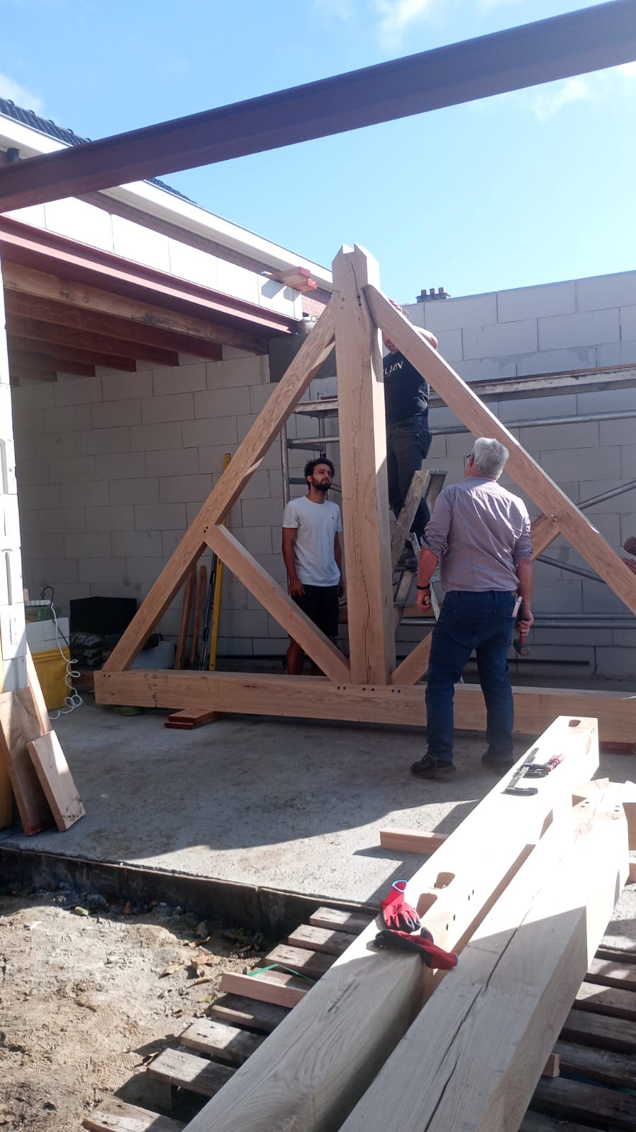 Houten spant tijdens de opbouw