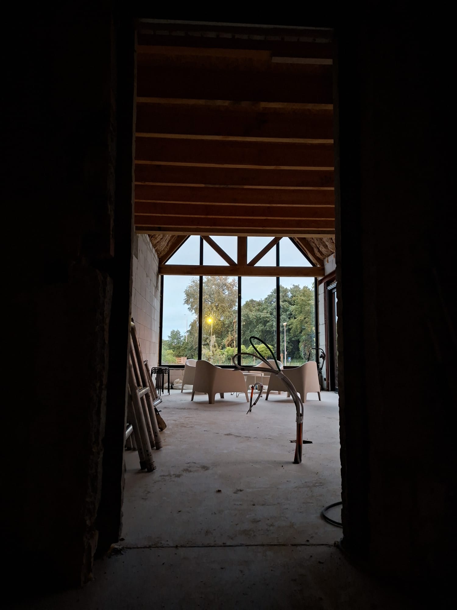 Doorkijk vanuit de bestaande woning naar de nieuwe tuinruimte