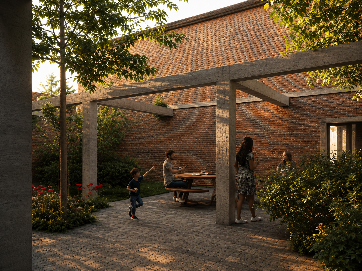 Groene binnentuin tussen bestaande bakstenen muren